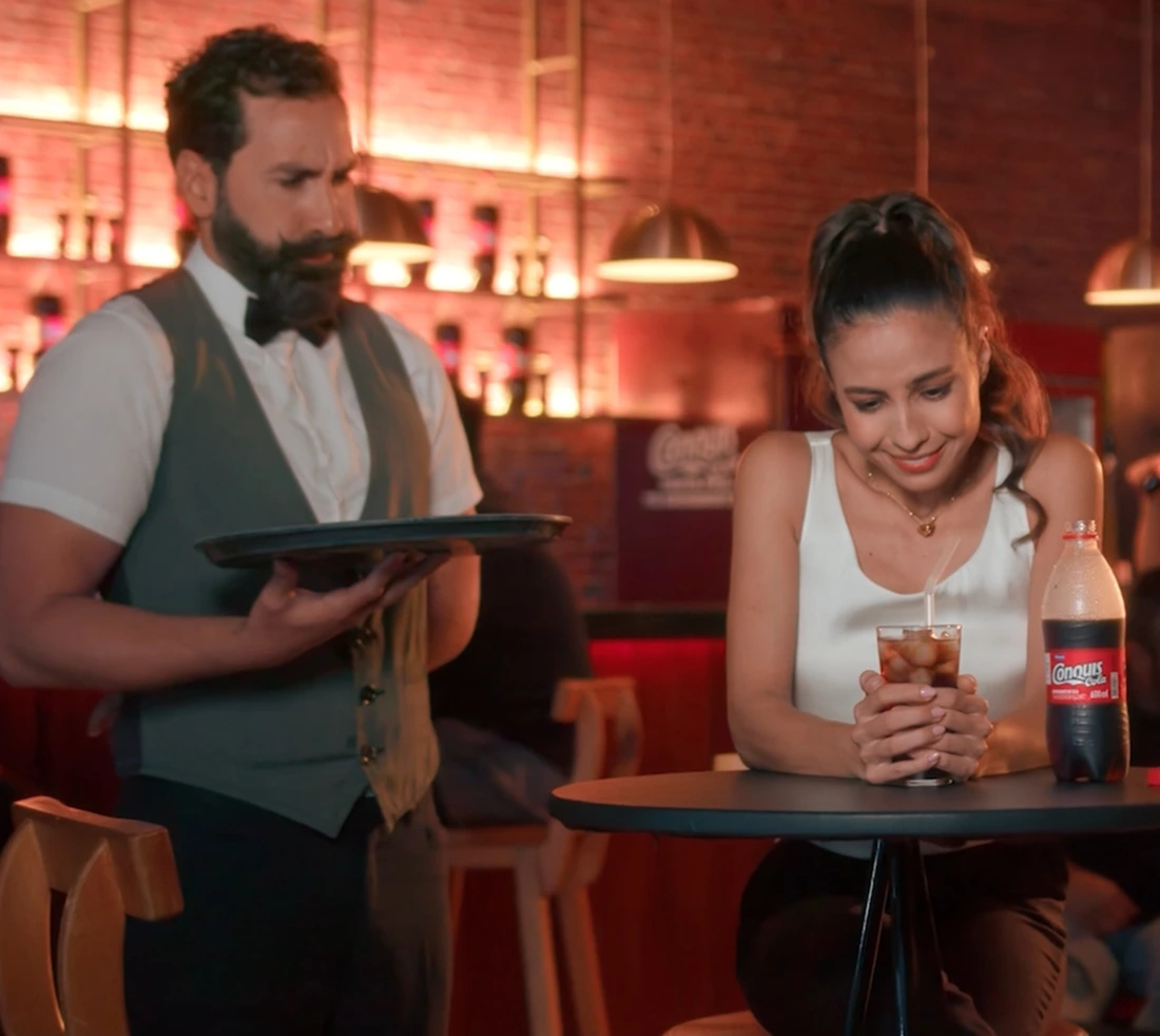 Cena de filme publicitário produzido pela Sinapse, em um restaurante